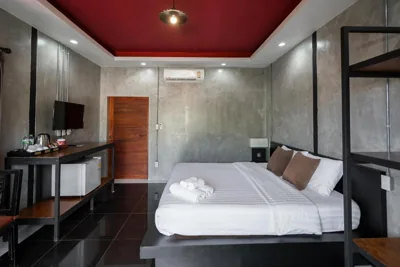 Chambre double ou lits jumeaux avec vue sur la piscine — The Loft Panwa Resort